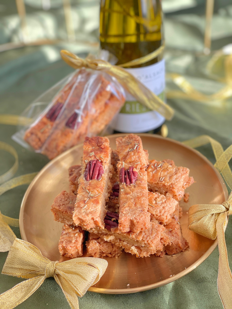 Visuel Deliciously Home consacré au shortbread romarin-citron-pecan, l’un des trois biscuits de la Cookie Box Express présentée dans "Biscuits de Noël salés : 3 recettes pour des apéritifs festifs", proposé ici comme biscuit salé à offrir ou à servir pour un apéritif de fêtes.