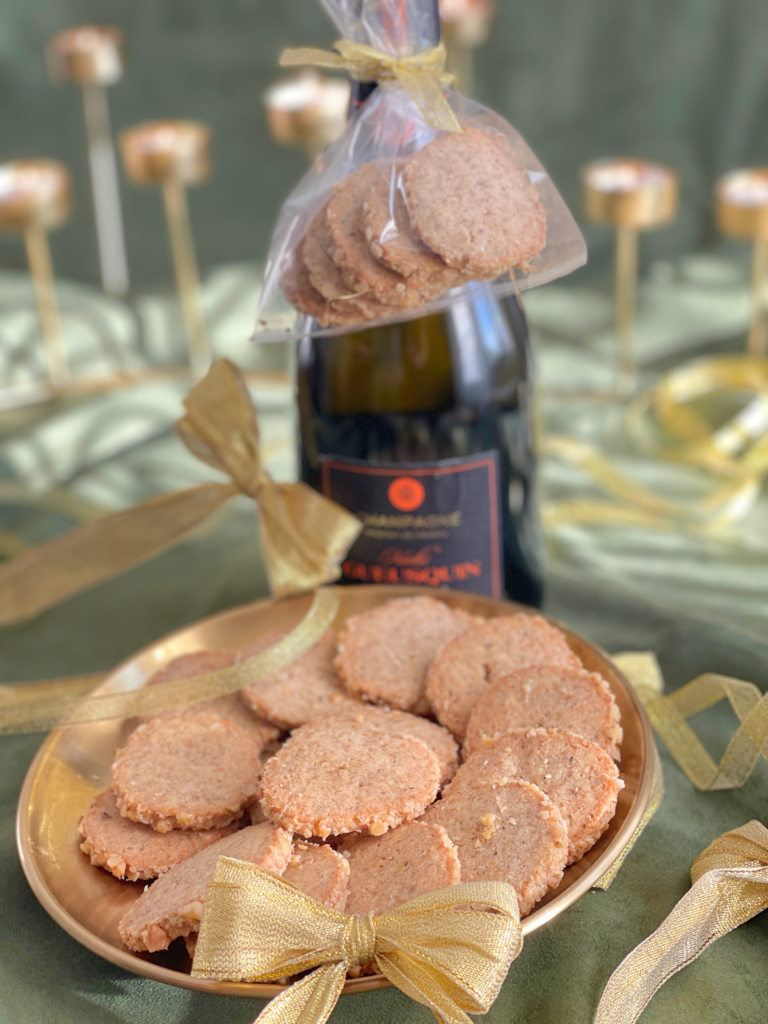 Image Deliciously Home mettant en valeur les biscuits salés gorgonzola-noix, l’une des trois recettes de la Cookie Box Express au cœur de "Biscuits de Noël salés : 3 recettes pour des apéritifs festifs", pensée pour des cadeaux maison faciles à attacher à une bouteille.