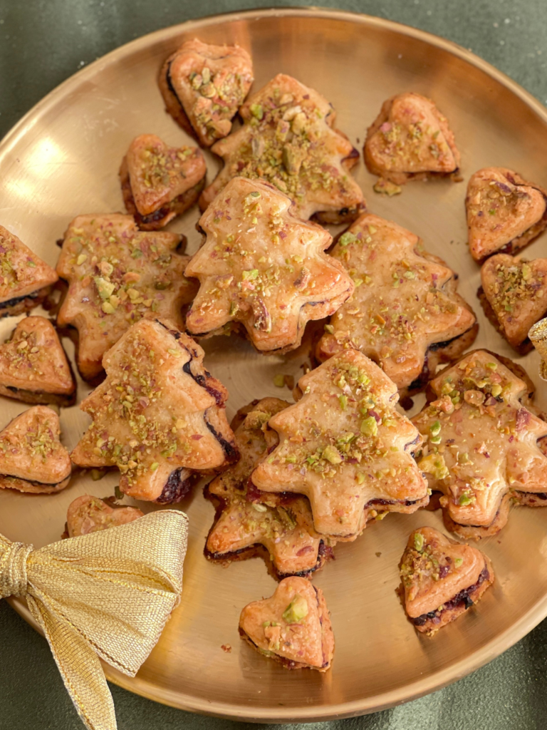 Gros plan sur les sapins apéritifs cranberry–pistache–olive, l’une des trois recettes de la Cookie Box Express présentée dans "Biscuits de Noël salés : 3 recettes pour des apéritifs festifs" sur Deliciously Home, illustrant la touche fruitée et festive apportée à cette sélection salée.