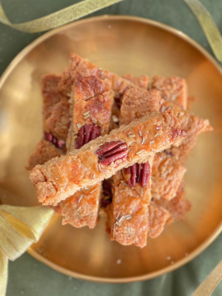 Présentation des shortbreads romarin-citron-pecan, un des trois biscuits de la Cookie Box Express décrite dans Biscuits de Noël salés : 3 recettes pour des apéritifs festifs sur Deliciously Home, montrant leur texture sablée et leur format à offrir.