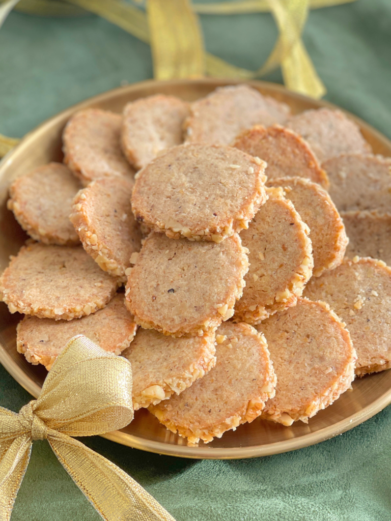 Assiette de biscuits salés gorgonzola-noix, l’une des trois recettes présentées dans Biscuits de Noël salés : 3 recettes pour des apéritifs festifs sur Deliciously Home, illustrant la base salée de la Cookie Box Express et leur facilité à emballer pour un cadeau gourmand.