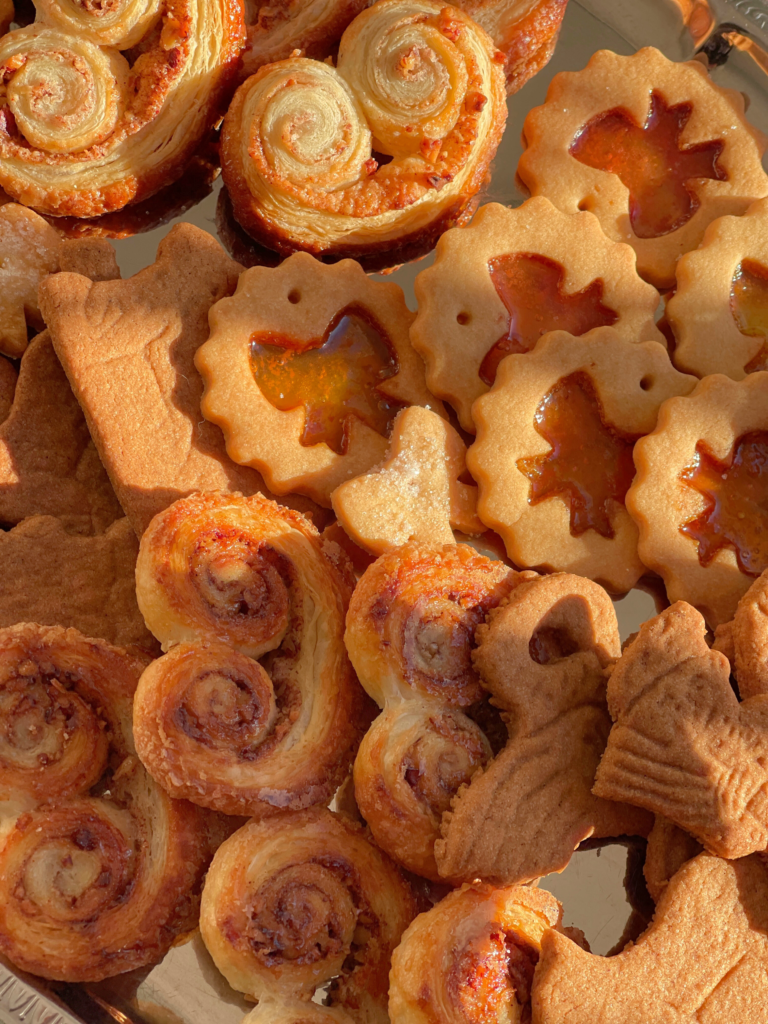 Plateau argenté garni des trois recettes de biscuits de Noël sucrés à offrir : palmiers pécan-cannelle, biscuits vitrail et spéculoos, présentés ensemble pour illustrer la boîte de gâteaux maison proposée sur Deliciously Home.