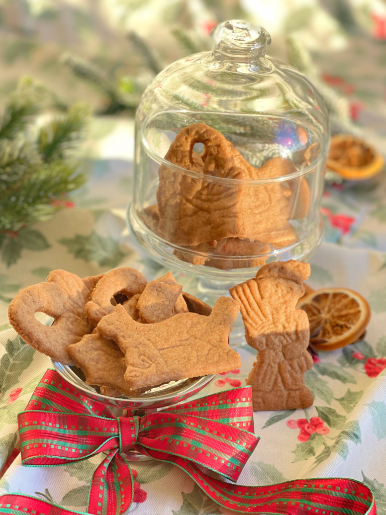 Spéculoos maison au parfum d’épices, photographiés sous cloche pour évoquer l’esprit traditionnel de Noël. Une des 3 recettes de biscuits de Noël sucrés à offrir partagées sur Deliciously Home.