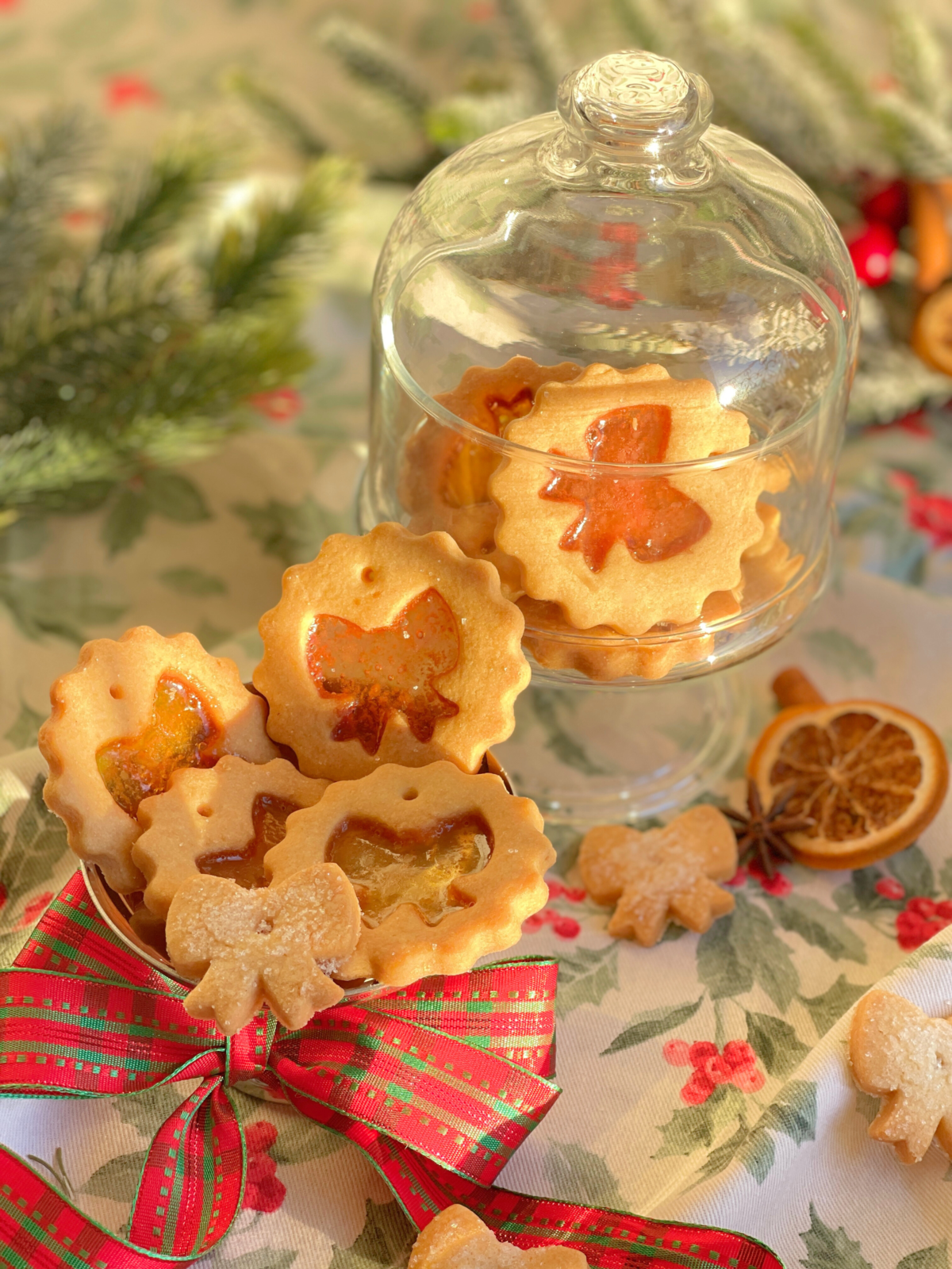 Biscuits vitrail aux bonbons fondus, mis en lumière pour rappeler la délicatesse et le côté festif des 3 recettes de biscuits de Noël sucrés à offrir proposées sur Deliciously Home.
