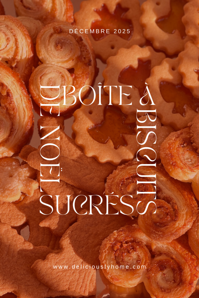 Boîte à biscuits de Noël sucrés, trois recettes à retrouver sur Deliciously Home : spéculoos, palmiers pécan-cannelle et biscuits vitrail. Des saveurs d’hiver faites maison, pensées pour être offertes et partagées.