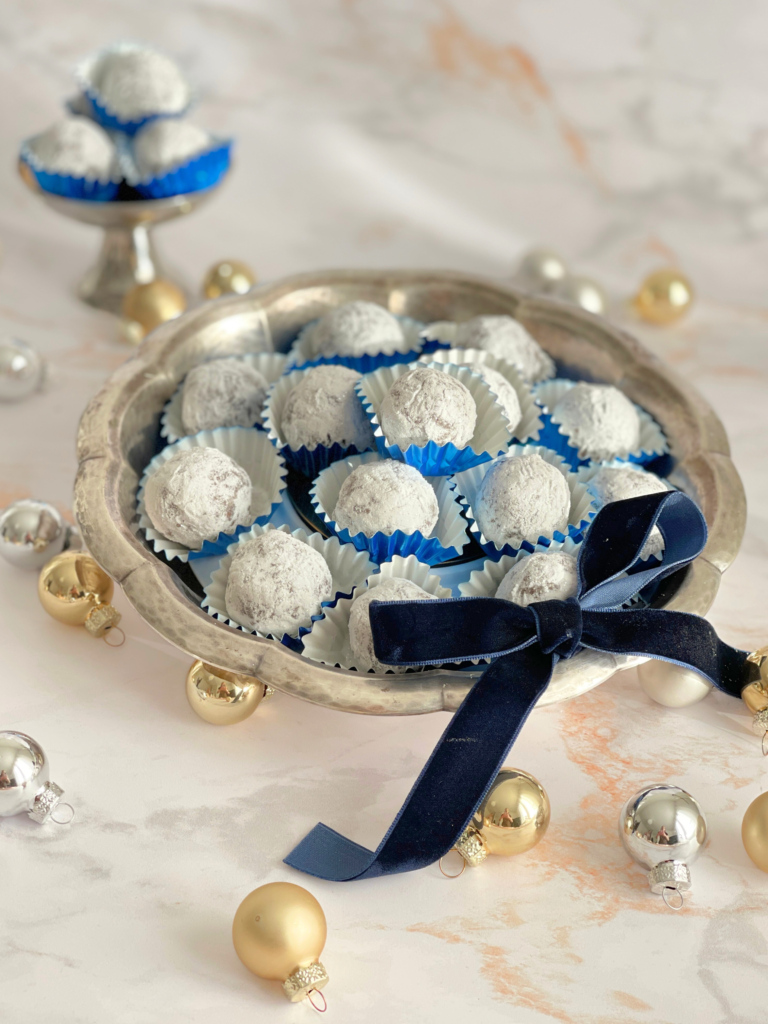 Bourbon Balls chocolat, pécans et whisky bourbon, confiserie de Noël sans cuisson inspirée des traditions américaines, présentée sur le blog Deliciously Home comme gourmandise simple et élégante.