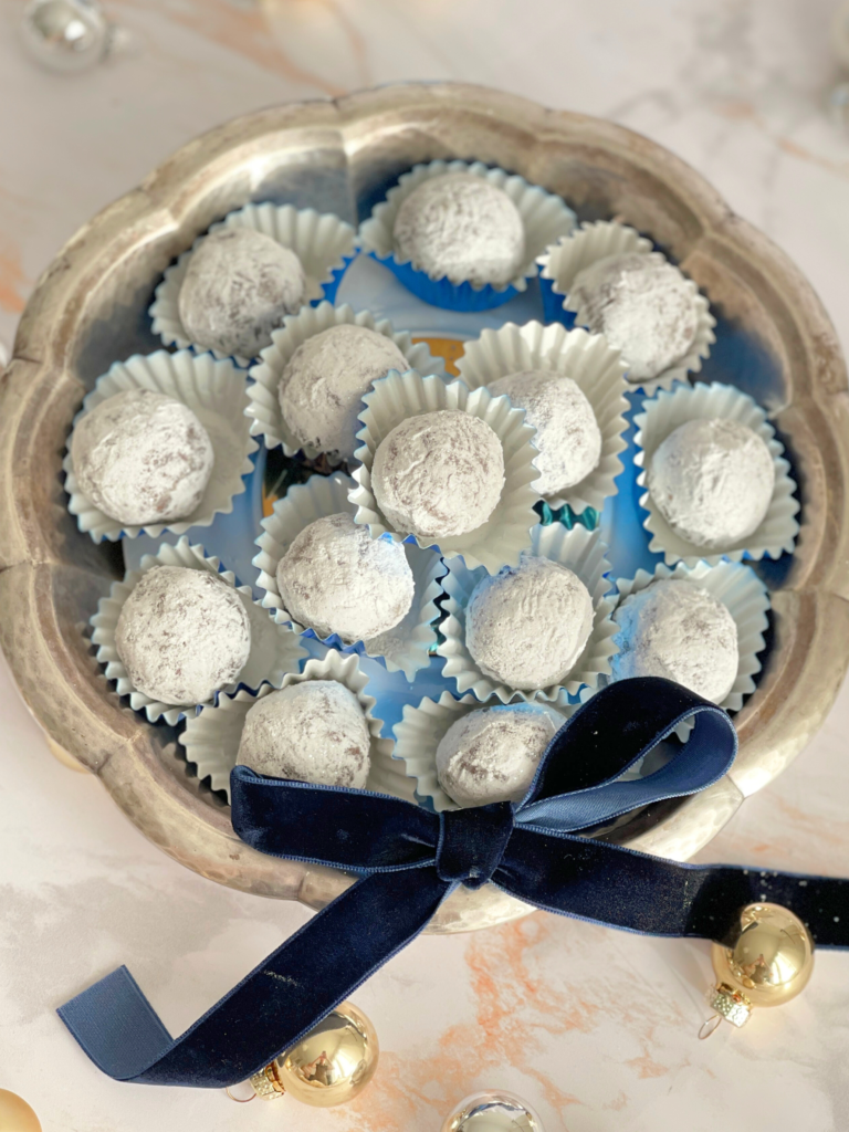 Bourbon Balls de Noël au cacao, noix de pécan et whisky bourbon, présentées comme une gourmandise sans cuisson pour les fêtes, issue de l’article Deliciously Home consacré aux confiseries simples et élégantes à partager.