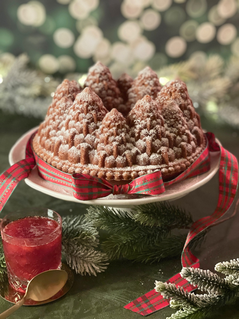 Cake de Noël à la vanille accompagné de confiture de fraises, décoré pour une table festive. Recette accessible sur Deliciously Home.