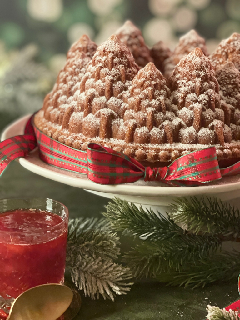 Cake de Noël à la vanille servi avec confiture de fraises maison. Tous les ingrédients et étapes sont disponibles sur Deliciously Home.