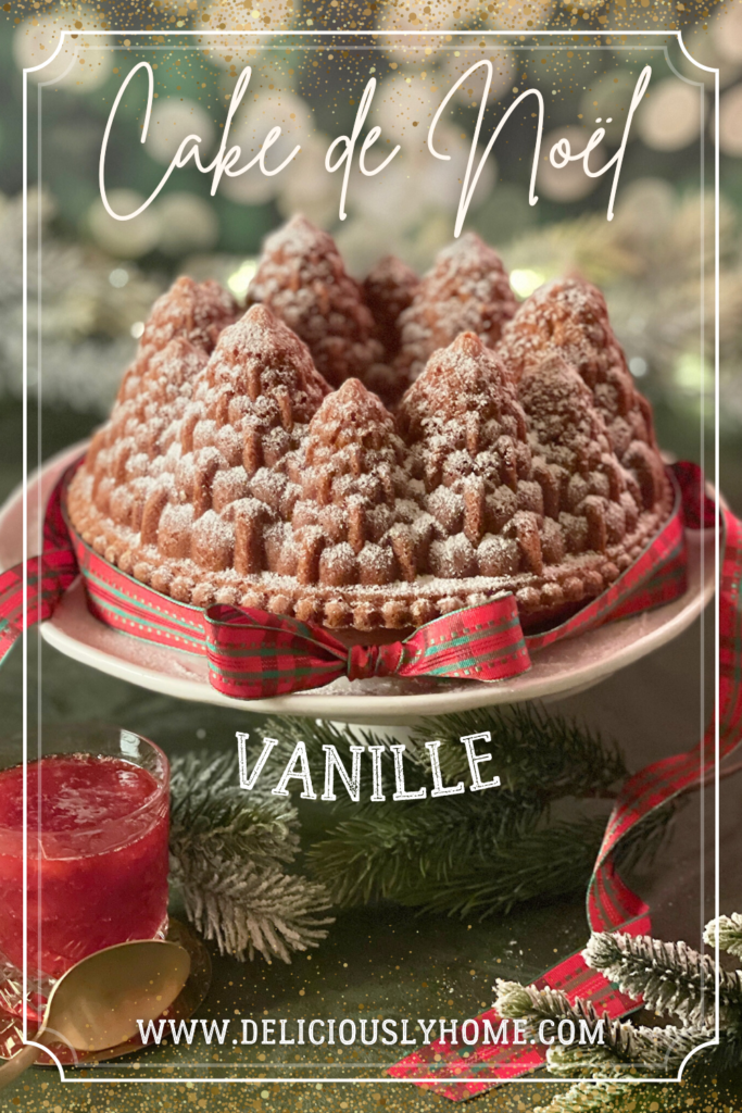 Cake de Noël à la vanille, créé pour les fêtes. La recette est disponible sur Deliciously Home.