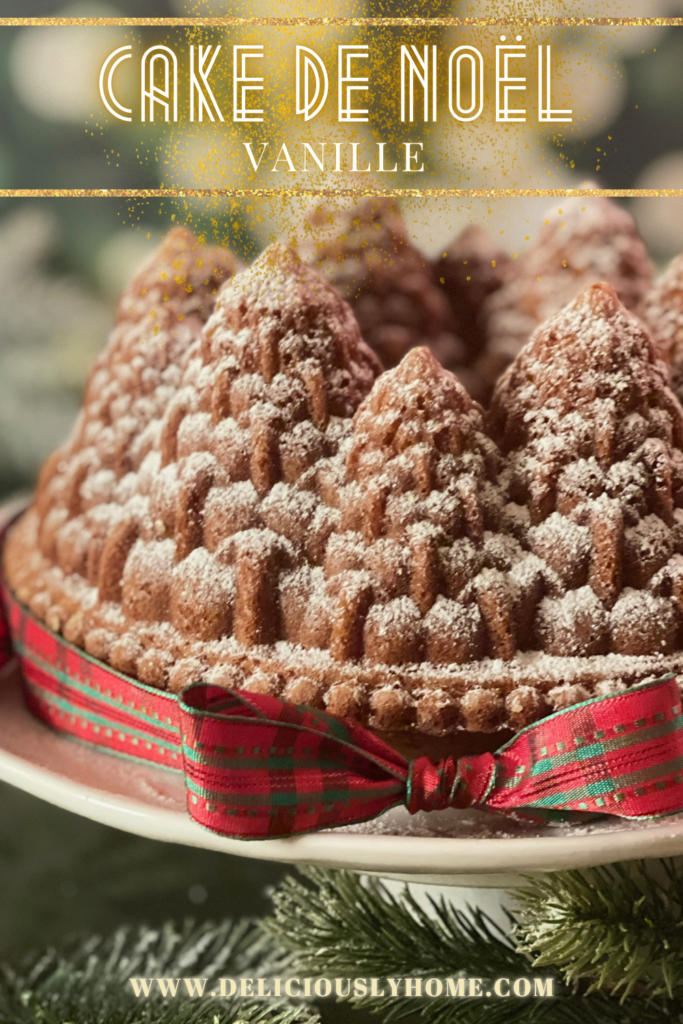 Cake de Noël à la vanille en forme de forêt enneigée, présenté avec sucre glace. Recette complète à découvrir sur Deliciously Home.