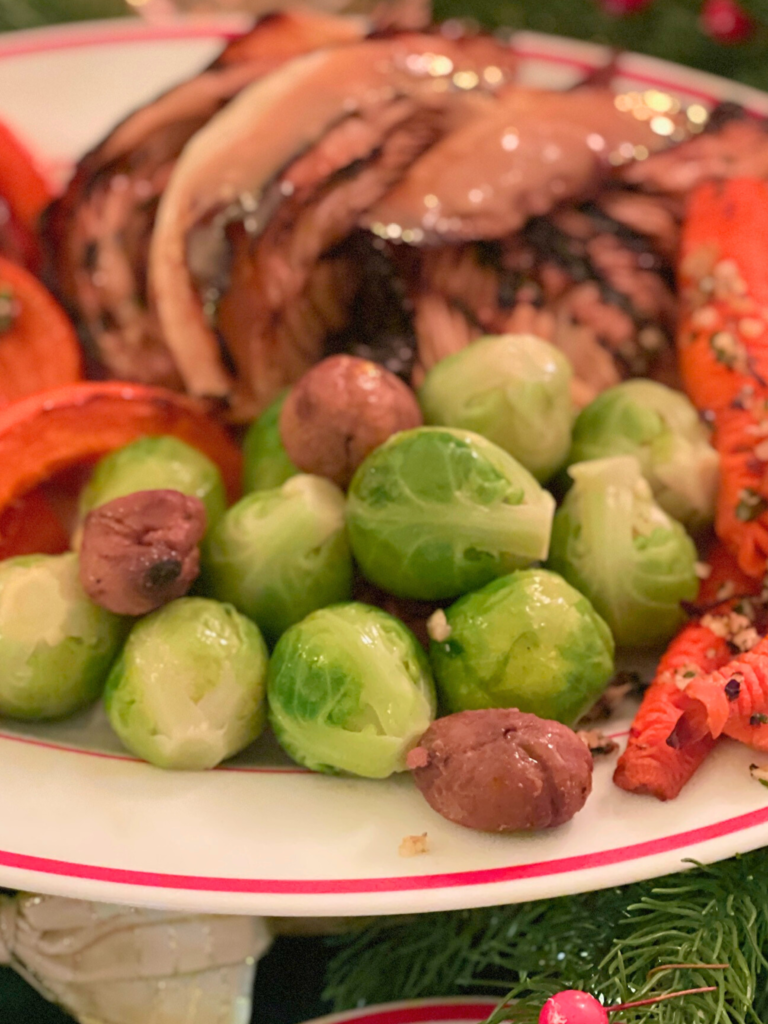choux bruxelles accompagnement nigella christmas deliciouslyhome Un accompagnement classique d'un repas de Noël : choux de Bruxelles et marron.