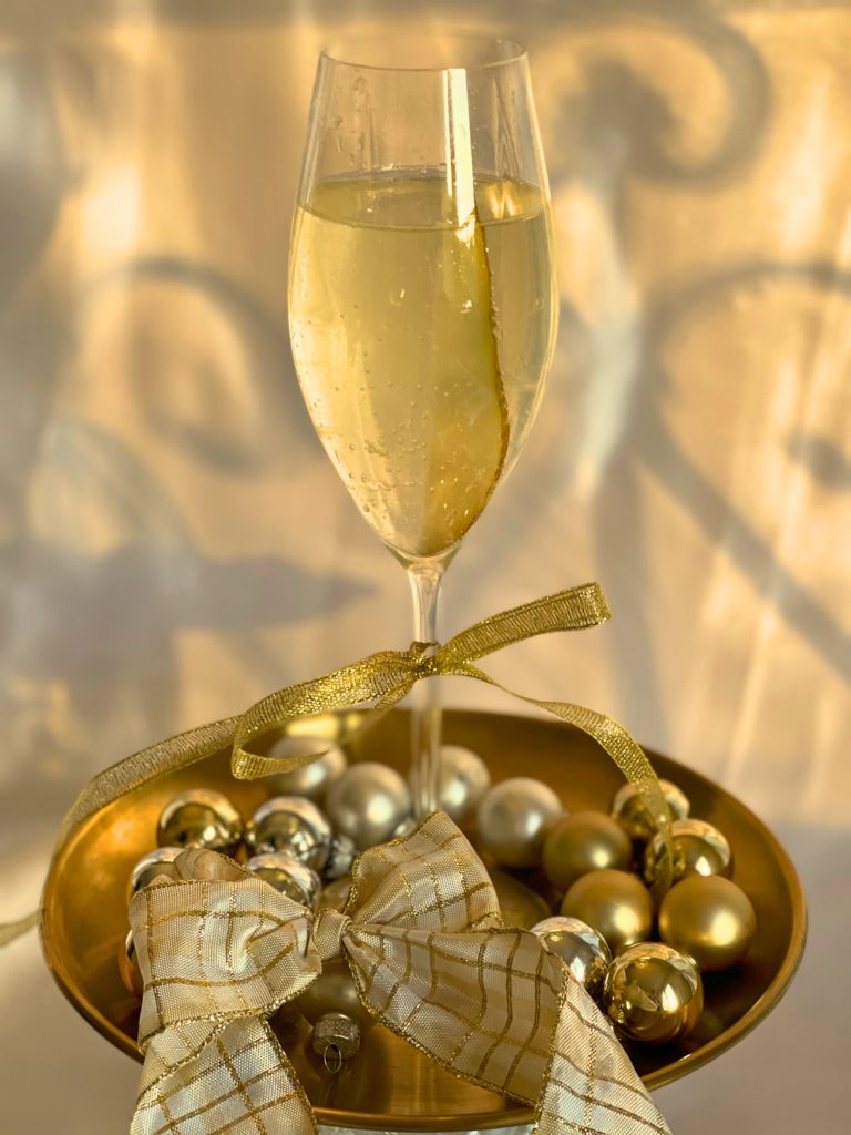 Cocktail poire-Prosecco présenté pour Noël, une recette festive proposée sur Deliciously Home.