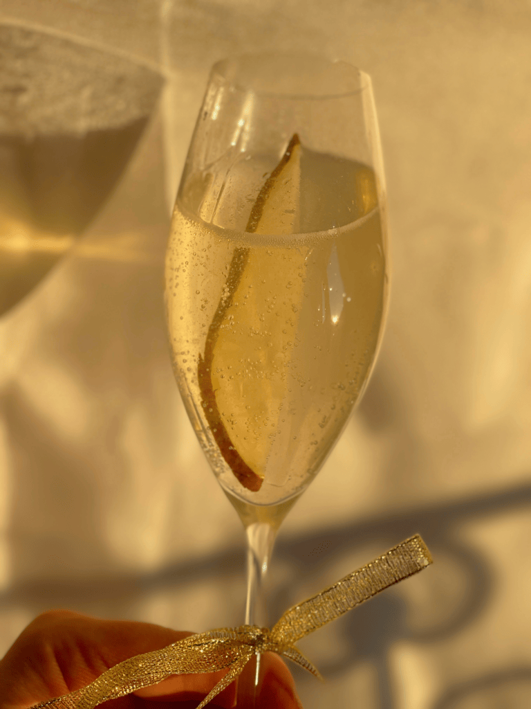 Cocktail poire et Prosecco pour Noël, une recette élégante à découvrir sur Deliciously Home.