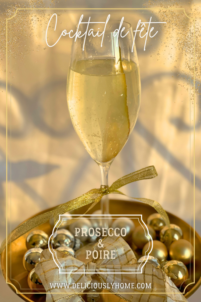 Cocktail de fête Prosecco-poire, une recette douce et pétillante à découvrir sur Deliciously Home.