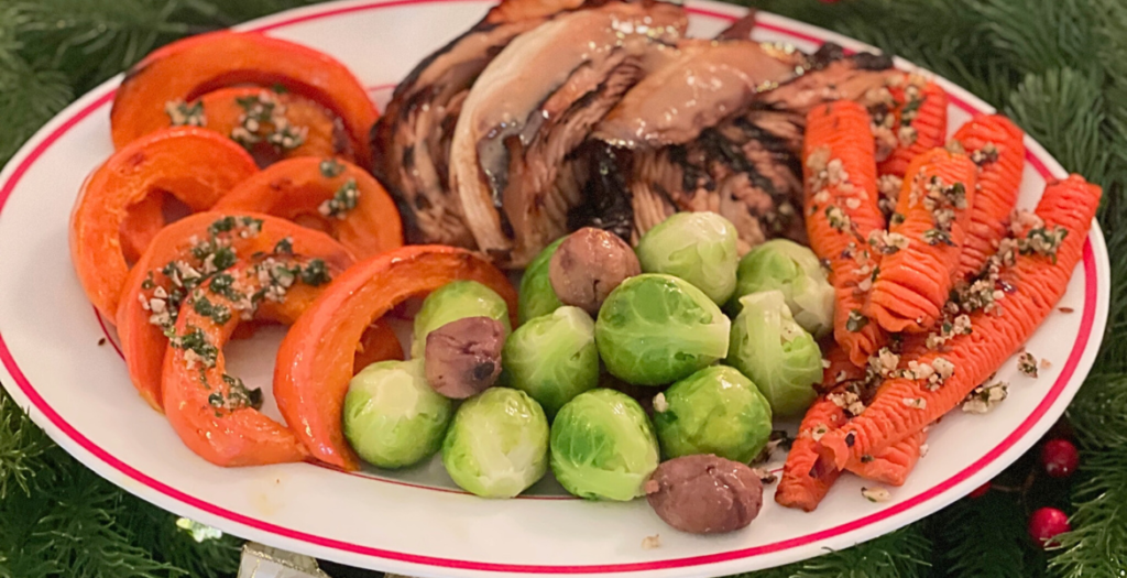 Assiette végétarienne de Noël avec légumes de saison cuisinés pour les fêtes, une inspiration gourmande et chaleureuse du blog Deliciously Home.