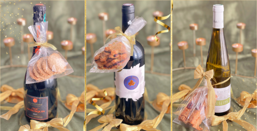 Visuel Deliciously Home présentant la Cookie Box Express du projet Biscuits de Noël salés : 3 recettes pour des apéritifs festifs, avec les trois biscuits maison: shortbread romarin-citron-pecan, sapins cranberry-pistache-olive et cookies gorgonzola-noix, attachés à des bouteilles pour montrer comment les offrir en cadeau.