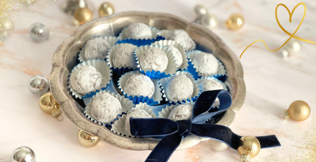 Plateau de Bourbon Balls décorées pour Noël, confiseries sans cuisson au cacao, biscuits gaufres vanillés, noix de pécan et whisky bourbon, une recette festive et accessible signée Deliciously Home.