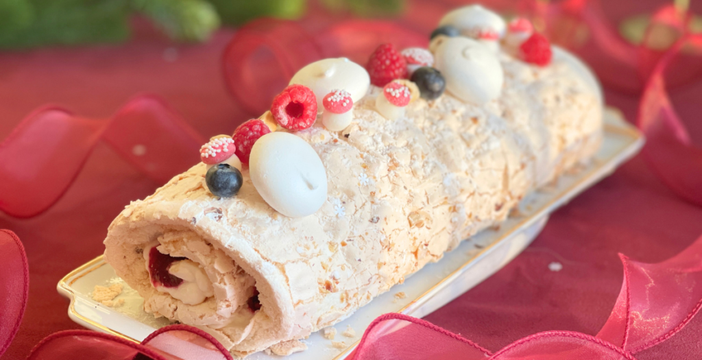 Bûche Pavlova fruits rouges, noisettes et crème de whisky de Deliciously Home, un dessert de Noël qui met en avant la texture souple de la meringue, la douceur de la chantilly et l’acidité du confit, comme décrit dans l’article.