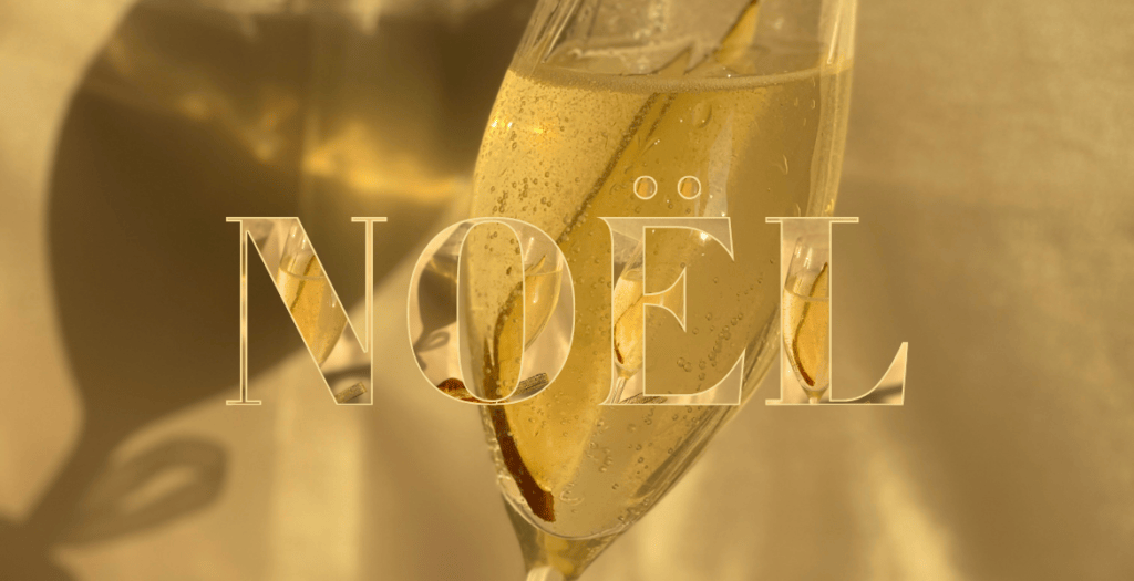 Cocktail de Noël poire et Prosecco, une idée simple et élégante à retrouver sur Deliciously Home.