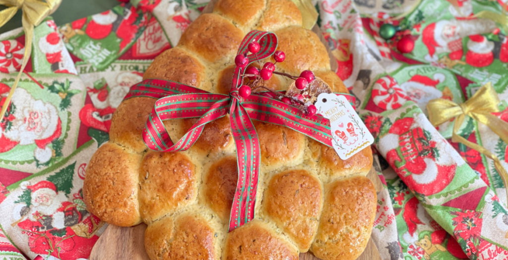 Pain de Noël moelleux en forme de sapin, cheddar et courgettes, idée festive à partager par Deliciously Home.