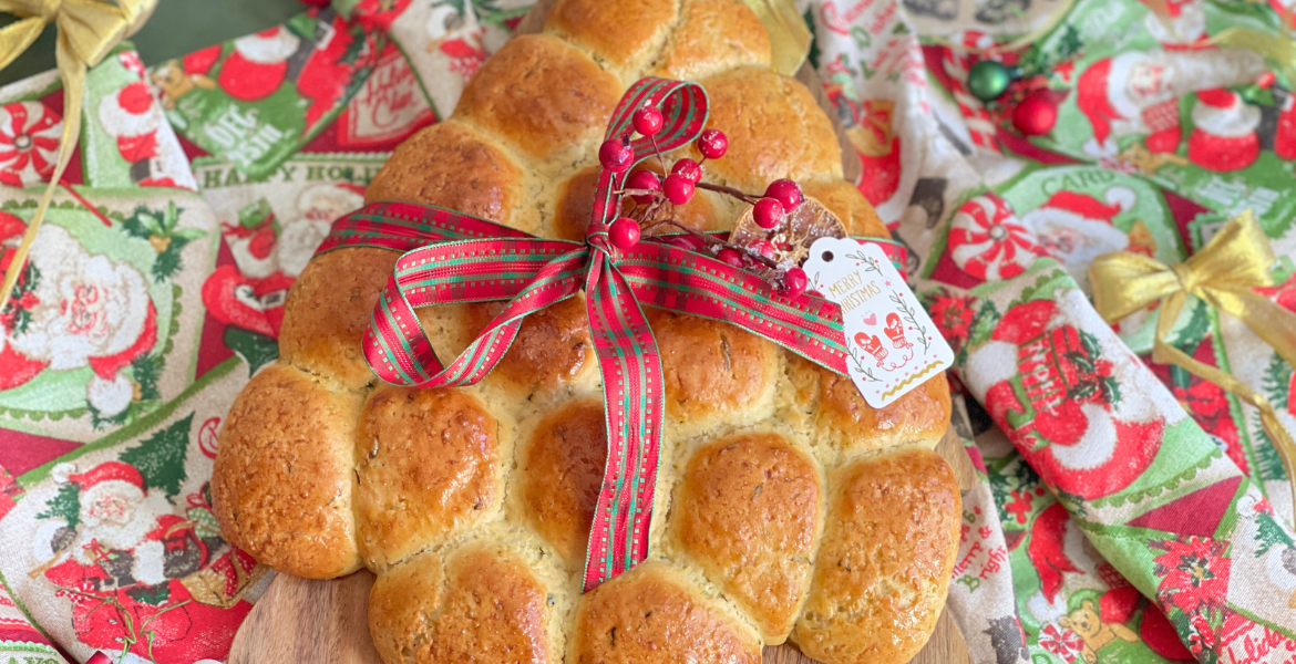 Pain de Noël moelleux en forme de sapin, cheddar et courgettes, idée festive à partager par Deliciously Home.