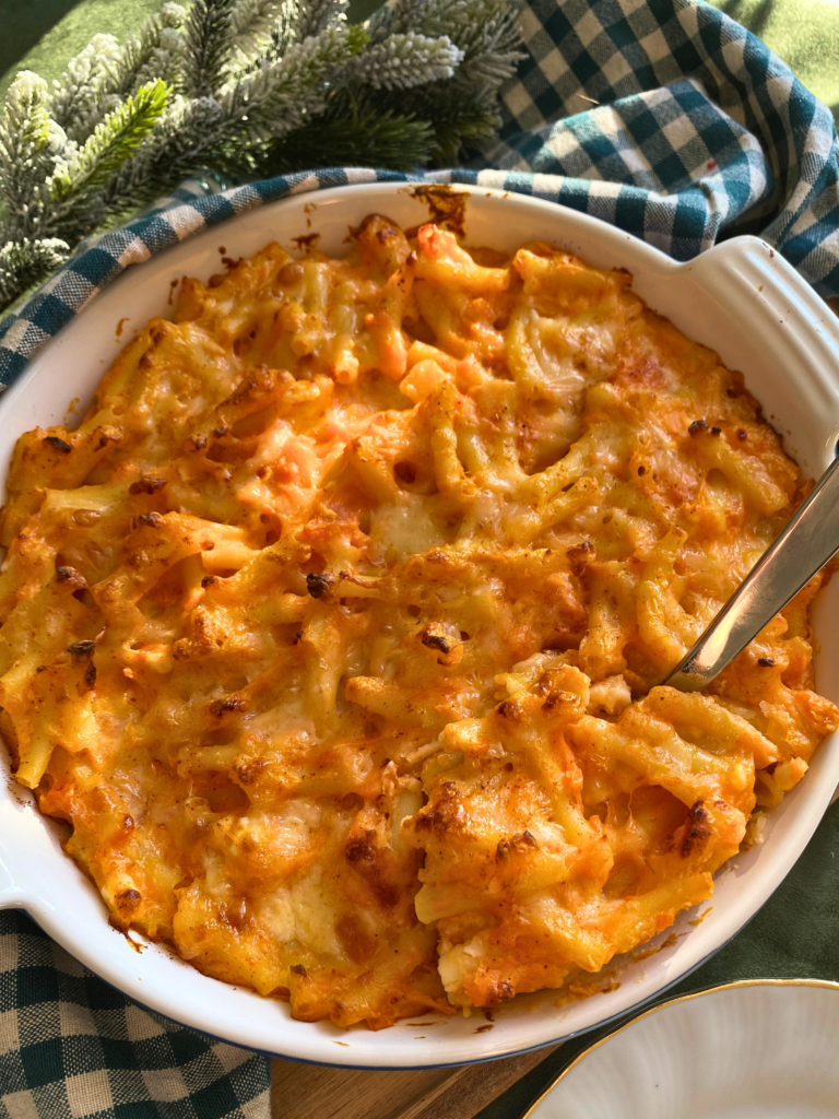 Mac and cheese à la patate douce servi en gratin, une recette festive et savoureuse disponible sur Deliciously Home.