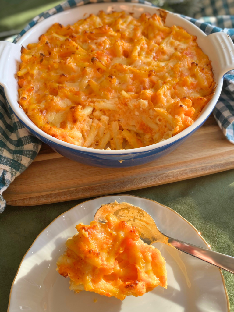 Portion de mac and cheese à la patate douce, un accompagnement réconfortant expliqué en détail sur Deliciously Home.