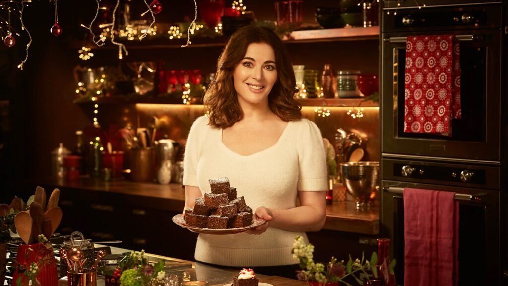Nigella Lawson dans une ambiance de Noël tirée de son livre Nigella Christmas, une atmosphère que nous explorerons en détail dans notre série Cook That Book à retrouver sur Deliciously Home.