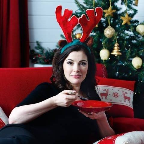 Nigella Lawson dans l’esprit chaleureux de Nigella Christmas, une ambiance que nous suivons ce mois-ci dans Cook That Book et que l’on développe dans notre article sur Deliciously Home.
