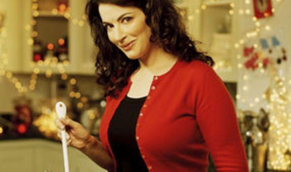 Nigella Lawson en cuisine, dans l’esprit chaleureux de Nigella Christmas, une approche que nous suivons tout au long de notre Cook That Book et que nous présentons sur Deliciously Home.