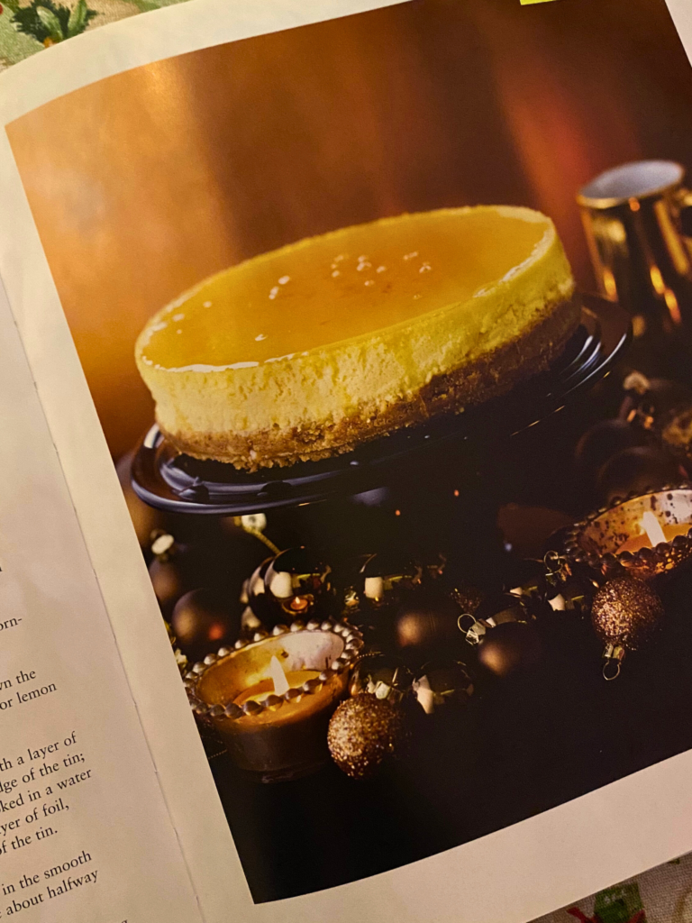 Photographie du cheesecake de Nigella Lawson tirée du livre Nigella Christmas, dans une ambiance chaleureuse de fête."