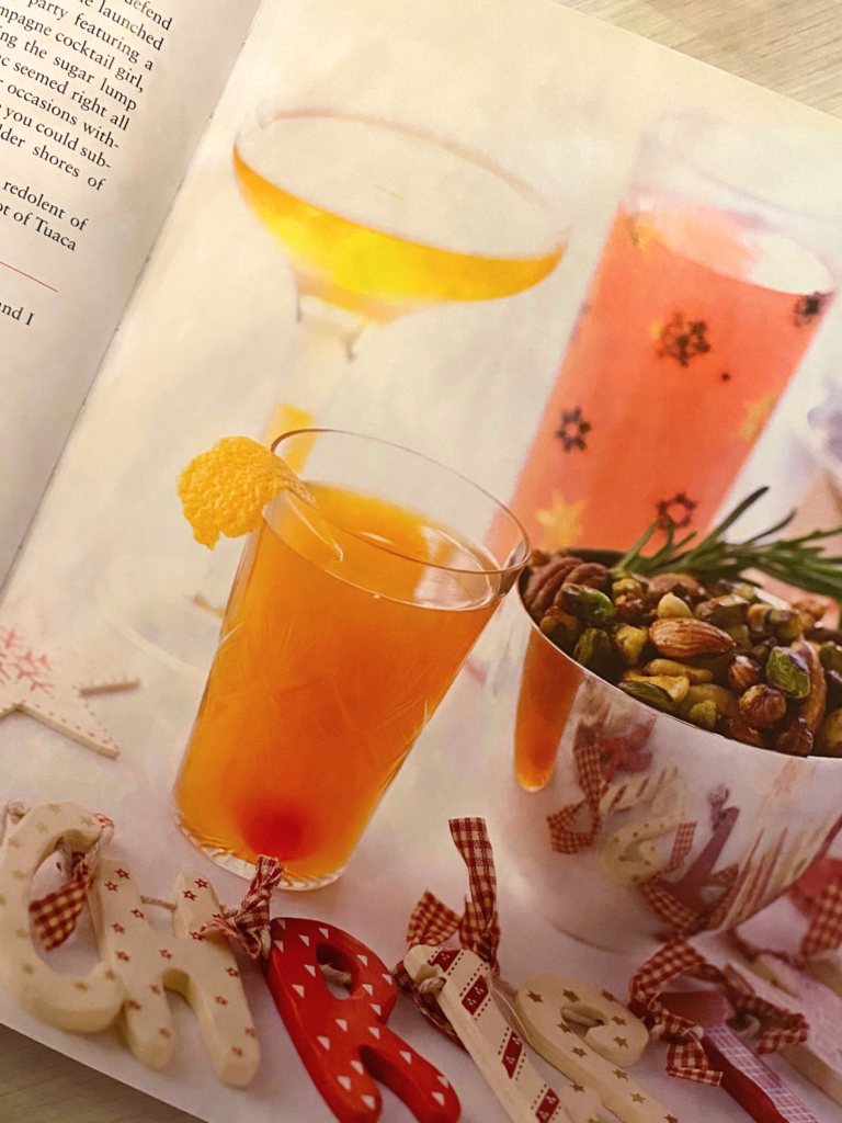 Photographie des boissons et snacks de Nigella Lawson dans Nigella Christmas, illustrant les recettes festives du livre.