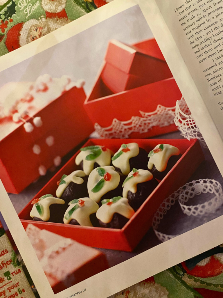Photographie des mini puddings glacés issus du livre Nigella Christmas de Nigella Lawson, présentés dans une boîte rouge de Noël.