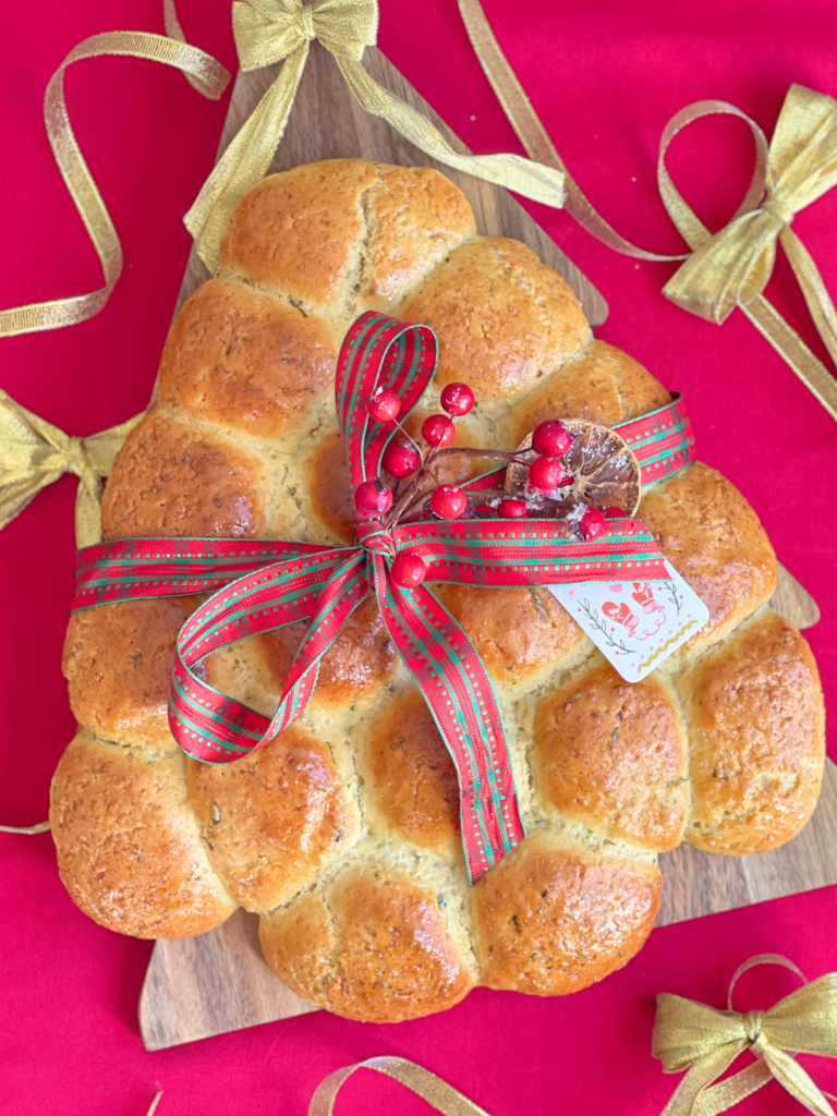 Pain à partager de Noël en forme de sapin, moelleux et doré, au cheddar et aux courgettes, recette festive à découvrir sur Deliciously Home.