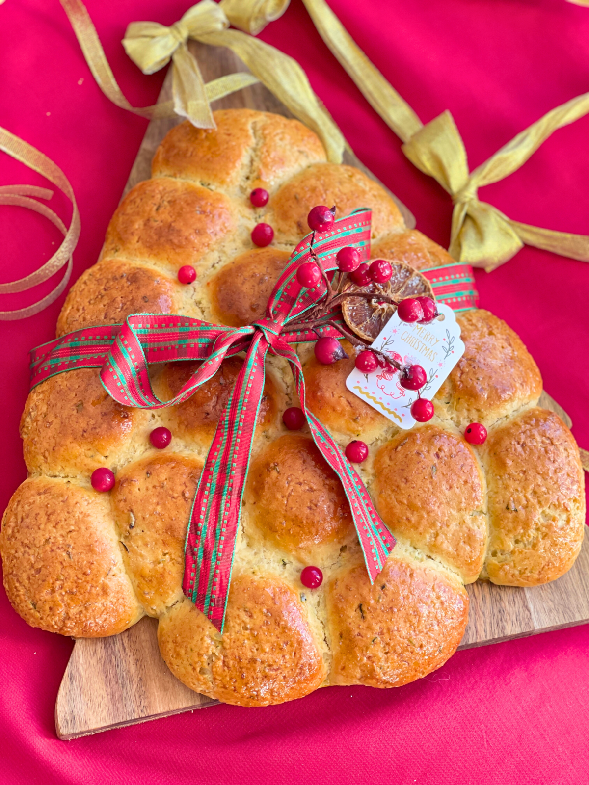 Sapin de Noël en pain à partager au cheddar et aux courgettes, doré au four, recette festive et gourmande Deliciously Home.