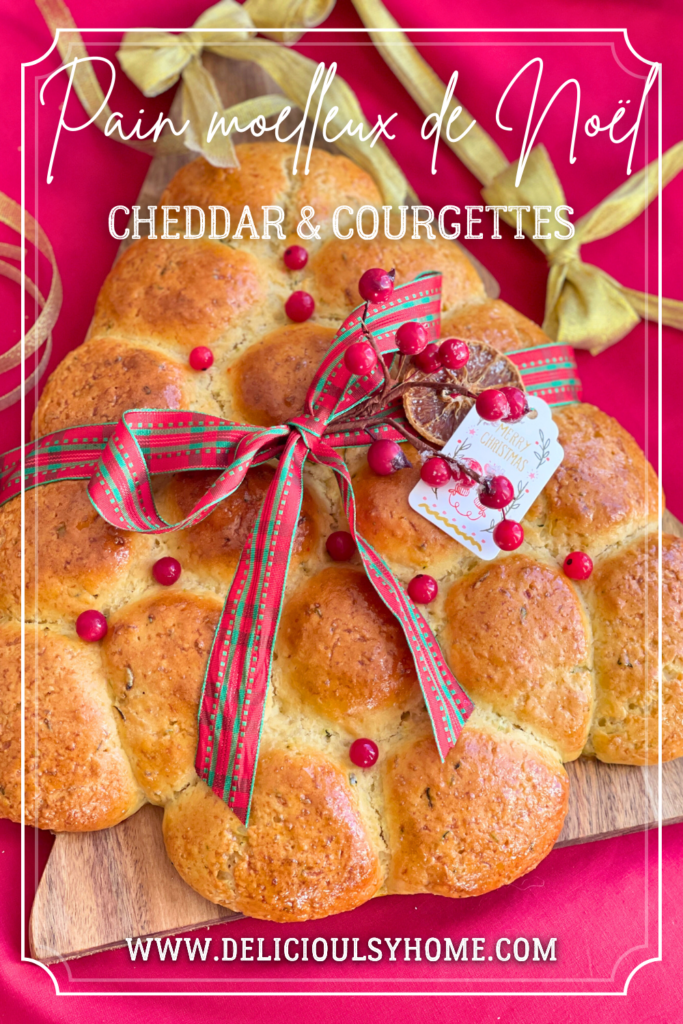 Recette de pain moelleux de Noël à la courgette et au cheddar, en forme de sapin, à découvrir sur Deliciously Home.