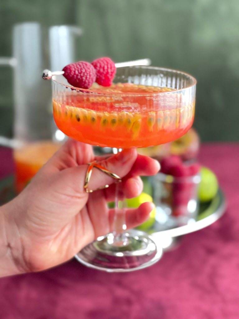 Margarita au fruit de la passion et à la framboise, un cocktail présenté par Deliciously Home.