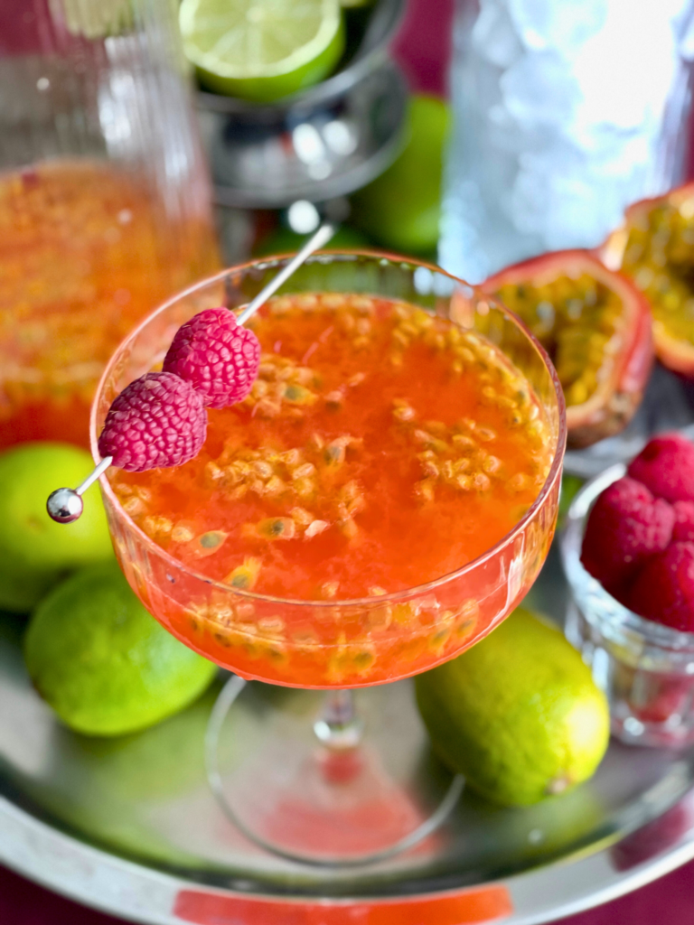 Margarita au fruit de la passion et à la framboise vue de dessus avec sa pulpe apparente, mis en avant sur Deliciously Home.