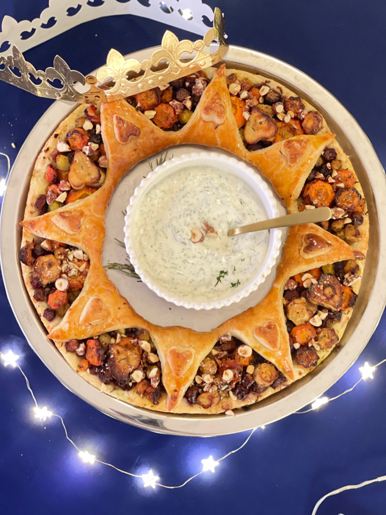 Galette des rois salée en couronne, garnie de légumes d’hiver rôtis, noisettes et sauce au yaourt à l’ail et à l’aneth. Article et recette disponibles sur Deliciously Home.