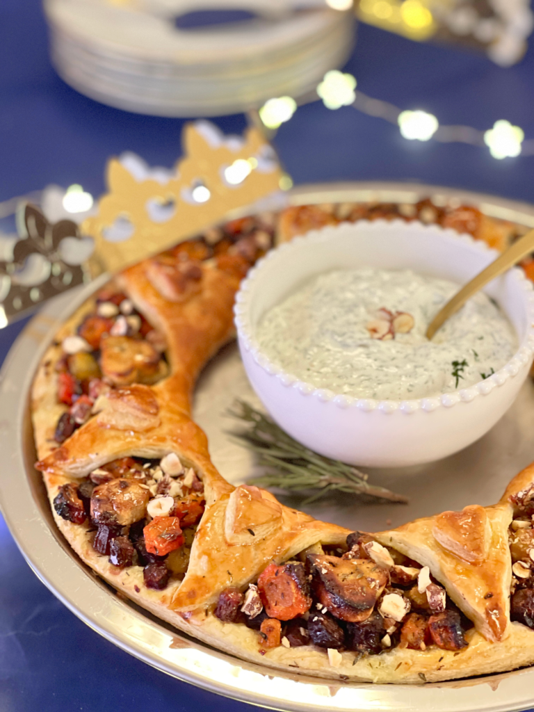 Couronne des rois salée aux carottes et panais rôtis, pâte feuilletée dorée et sauce crémeuse au centre. Article et recette à retrouver sur Deliciously Home.