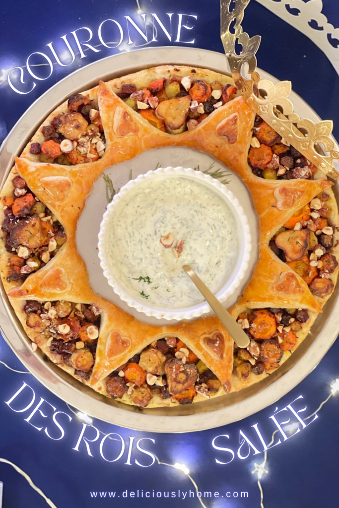 Couronne des rois salée aux légumes d’hiver, feuilletage croustillant et sauce au yaourt à l’ail et à l’aneth. Article et recette disponibles sur Deliciously Home.