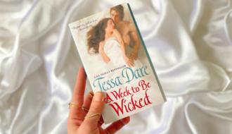 Visuel de couverture pour l’article A Week to Be Wicked, itinéraire d’un duo imprévu publié sur Deliciously Home. Une lecture DH Book Club entre humour, dialogues piquants et questionnements sur la reconnaissance personnelle.