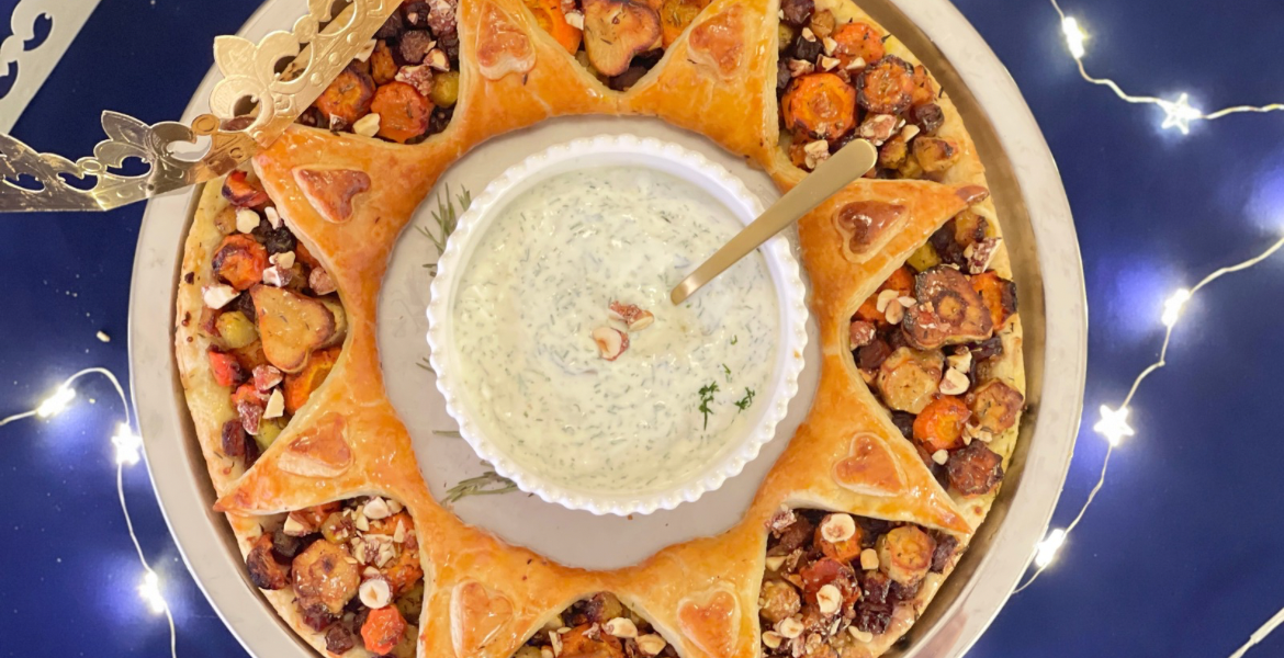 Présentation festive d’une couronne des rois salée aux légumes d’hiver rôtis et sauce au yaourt. Article et recette disponibles sur Deliciously Home.
