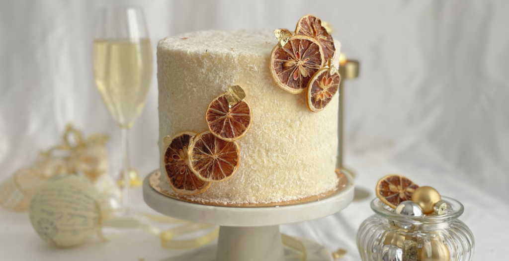 Layer cake coco-citron présenté sur Deliciously Home, dessert moelleux, lumineux, parfait pour marquer les grandes occasions de fin d’année.