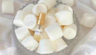 Sugar Mallow apparaît ici comme une trace, presque une note d’archive. Un parfum tenu du bout des doigts, entre douceur familière et réminiscence. Autour, le blanc du marshmallow, la lumière diffuse et cette sensation de calme enveloppant que Deliciously Home explore à travers ses Mémoires Olfactives, lorsque l’on cherche avant tout le réconfort.