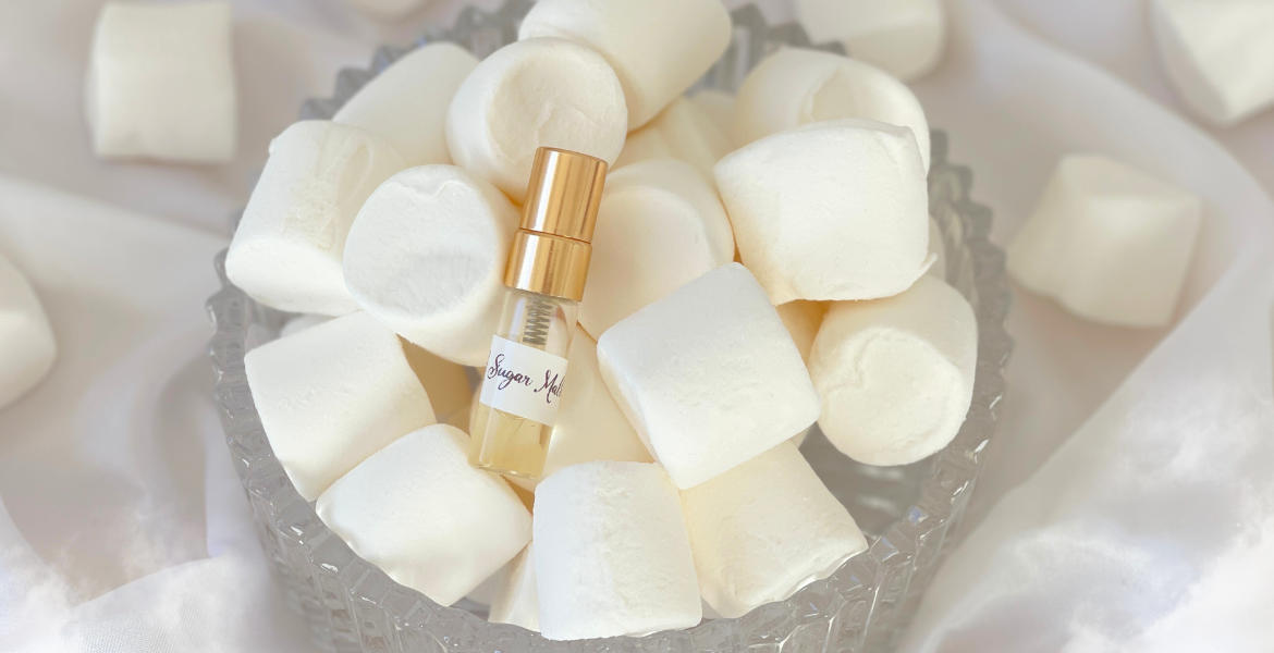 homepage sugar mallow atralia article deliciouslyhome 1 Sugar Mallow apparaît ici comme une trace, presque une note d’archive. Un parfum tenu du bout des doigts, entre douceur familière et réminiscence. Autour, le blanc du marshmallow, la lumière diffuse et cette sensation de calme enveloppant que Deliciously Home explore à travers ses Mémoires Olfactives, lorsque l’on cherche avant tout le réconfort.