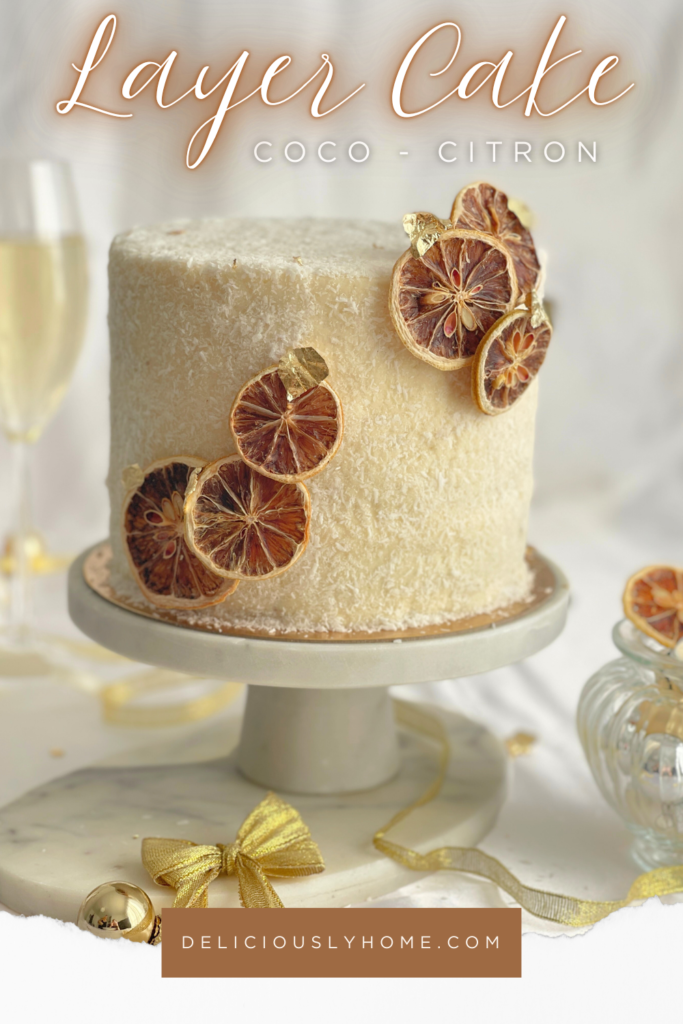 Layer cake coco-citron Deliciously Home : recette pâtissière complète pour un dessert raffiné à préparer pour le Nouvel An ou toute fête hivernale.