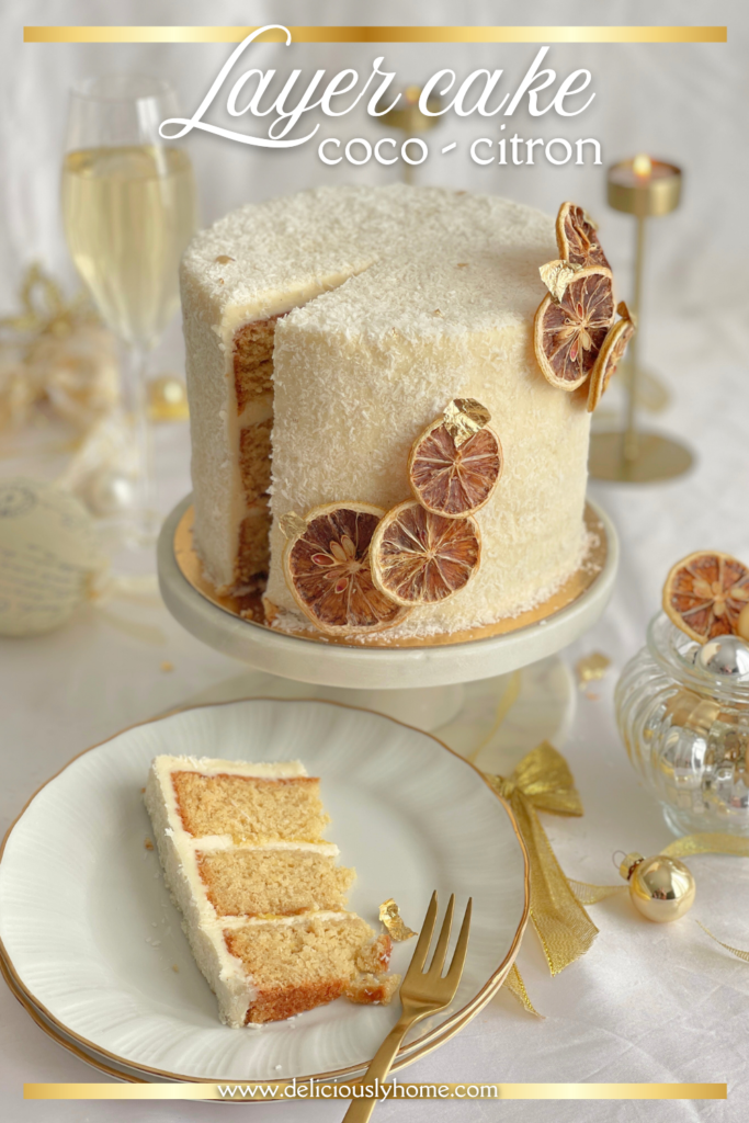Recette de layer cake coco-citron signée Deliciously Home, visuel de fête entre coco râpée, lemon curd et citron séché.