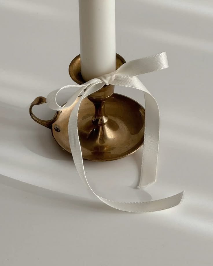 soft minimalism white winter deliciouslyhome 13 Bougie blanche nouée d’un ruban sur un bougeoir en laiton patiné, détail simple et raffiné. Esthétique douce à découvrir sur Deliciously Home